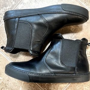 Boys size 4 slip on casual dress shoe in Black. Old Navy. Worn once.